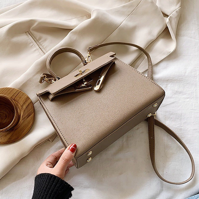 POLENN ベージュ レザー ショルダーバッグ POLENN ベージュ レザー ショルダーバッグ ポレーヌショルダーバッグ