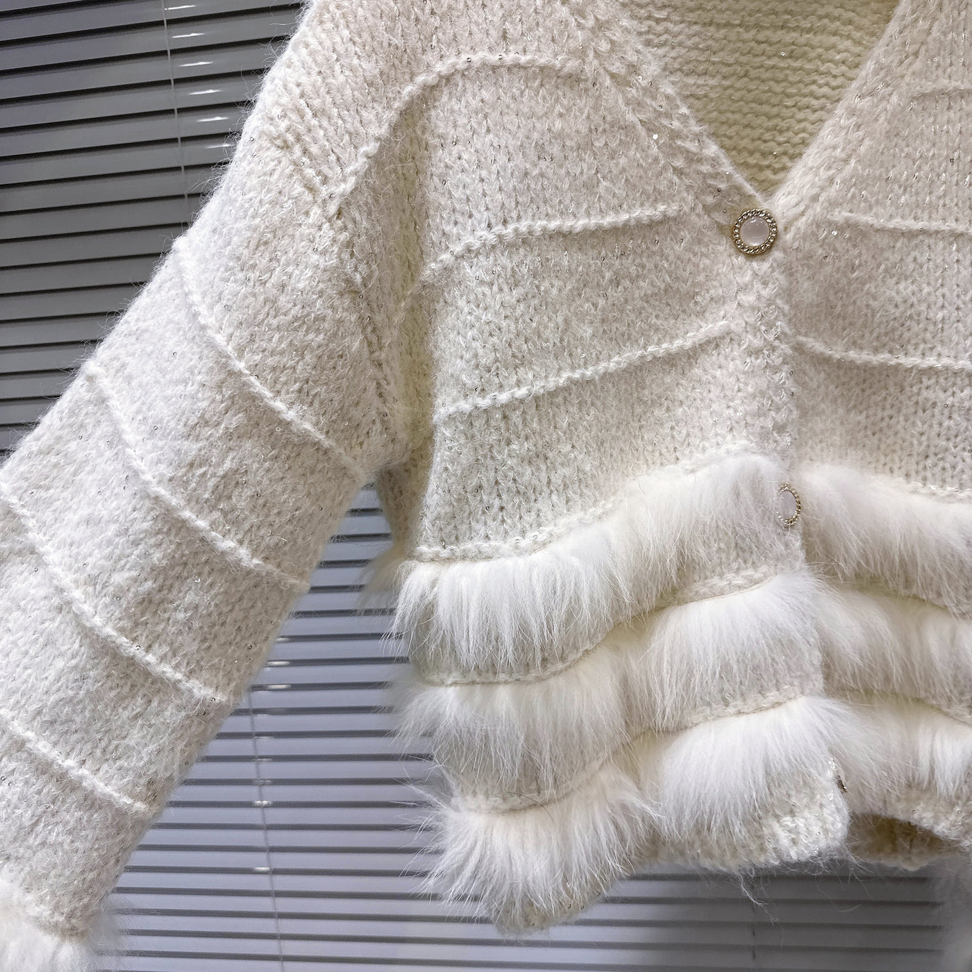 Vネックフェザーファーカーディガン