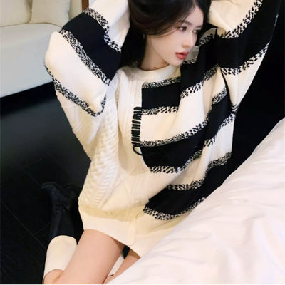 モノトーンデザインオーバーニット