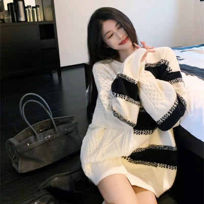 モノトーンデザインオーバーニット