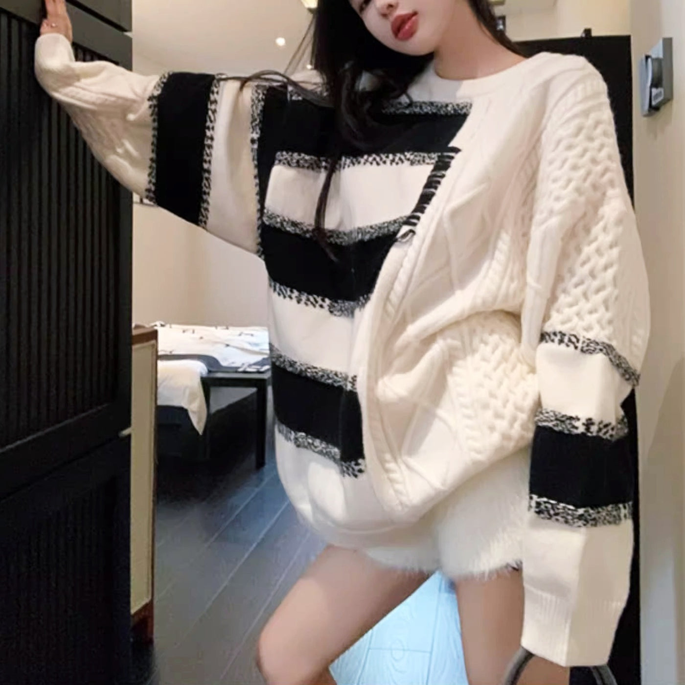 モノトーンデザインオーバーニット